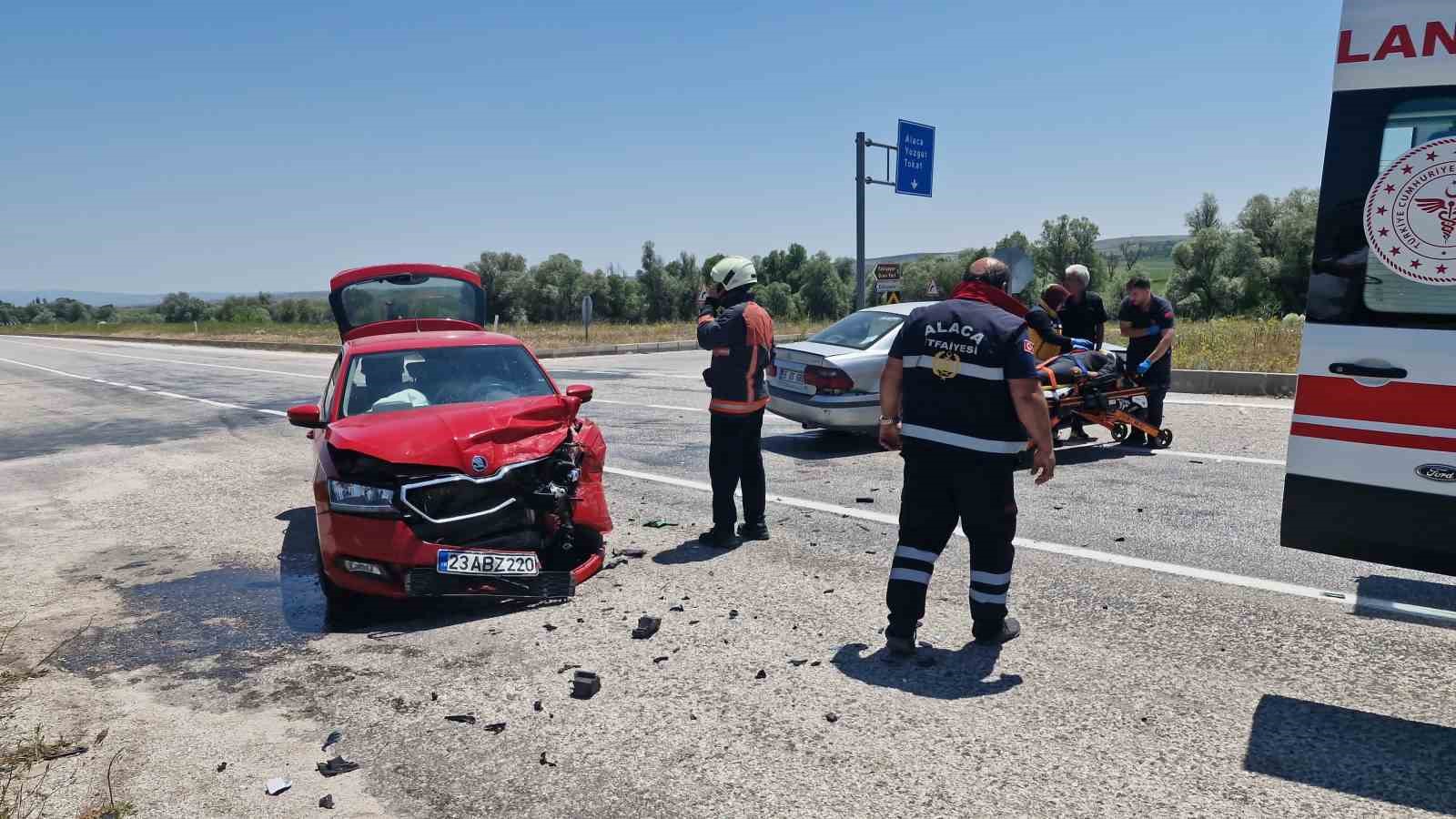Çorum’da iki otomobil çarpıştı: 4 yaralı