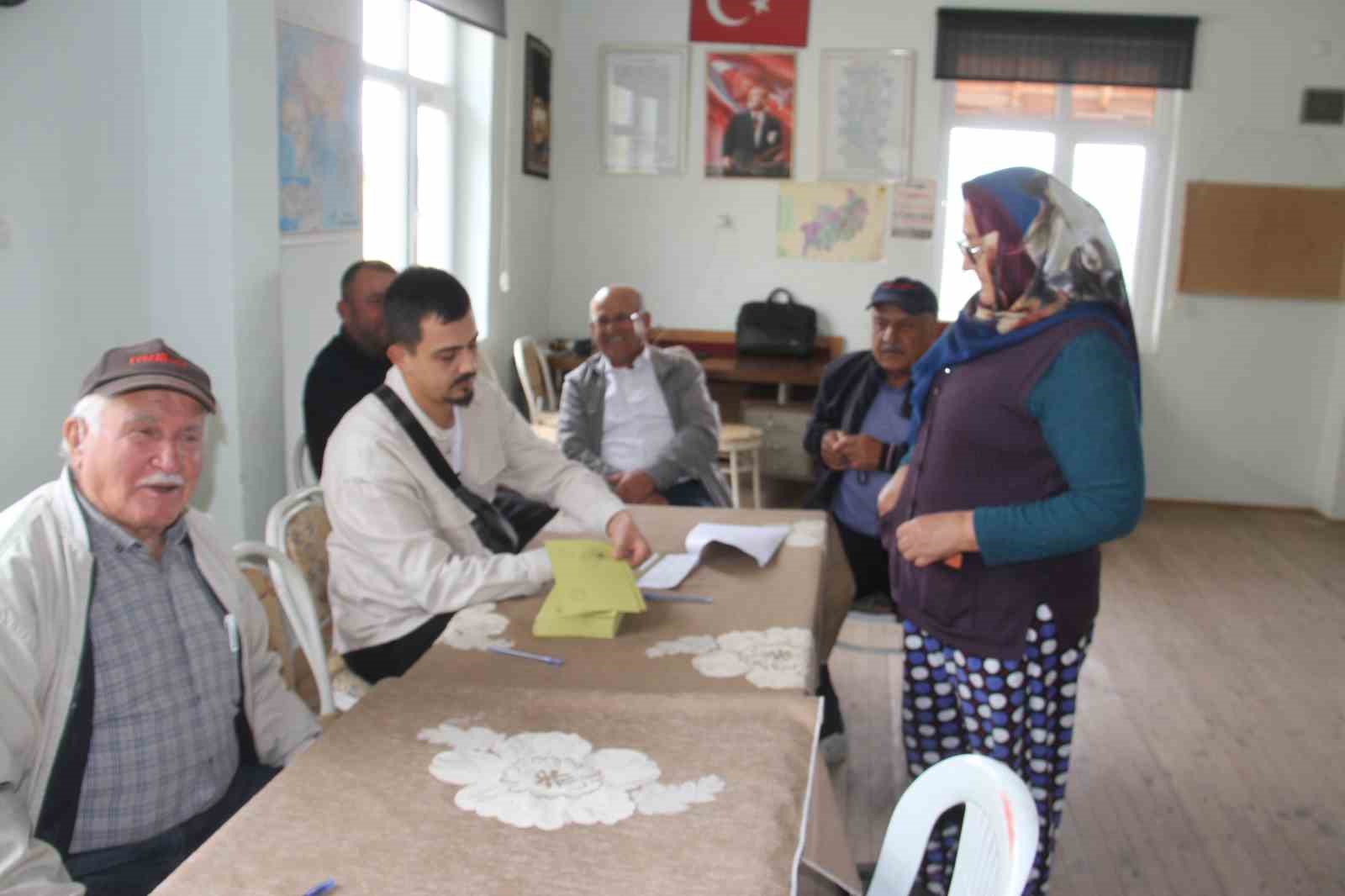 Konya’da mahalle sakinleri muhtarlarını seçmek için sandık başına gitti