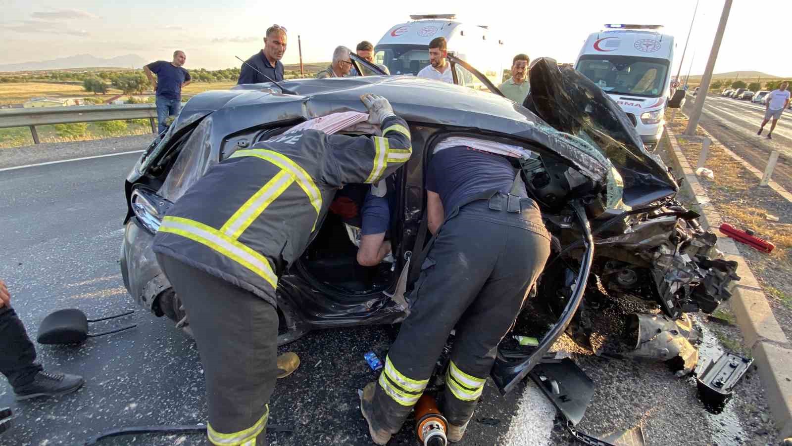 Aksaray’da 2 otomobilin çarpıştığı sıkışmalı kazada 2’si ağır 8 kişi yaralandı