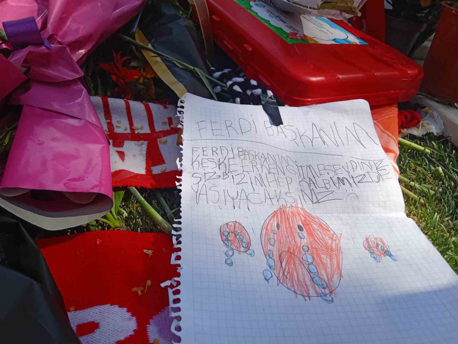 Babalar Günü’nde Ferdi Zeyrek’in mezarı ziyaretçi akınına uğradı