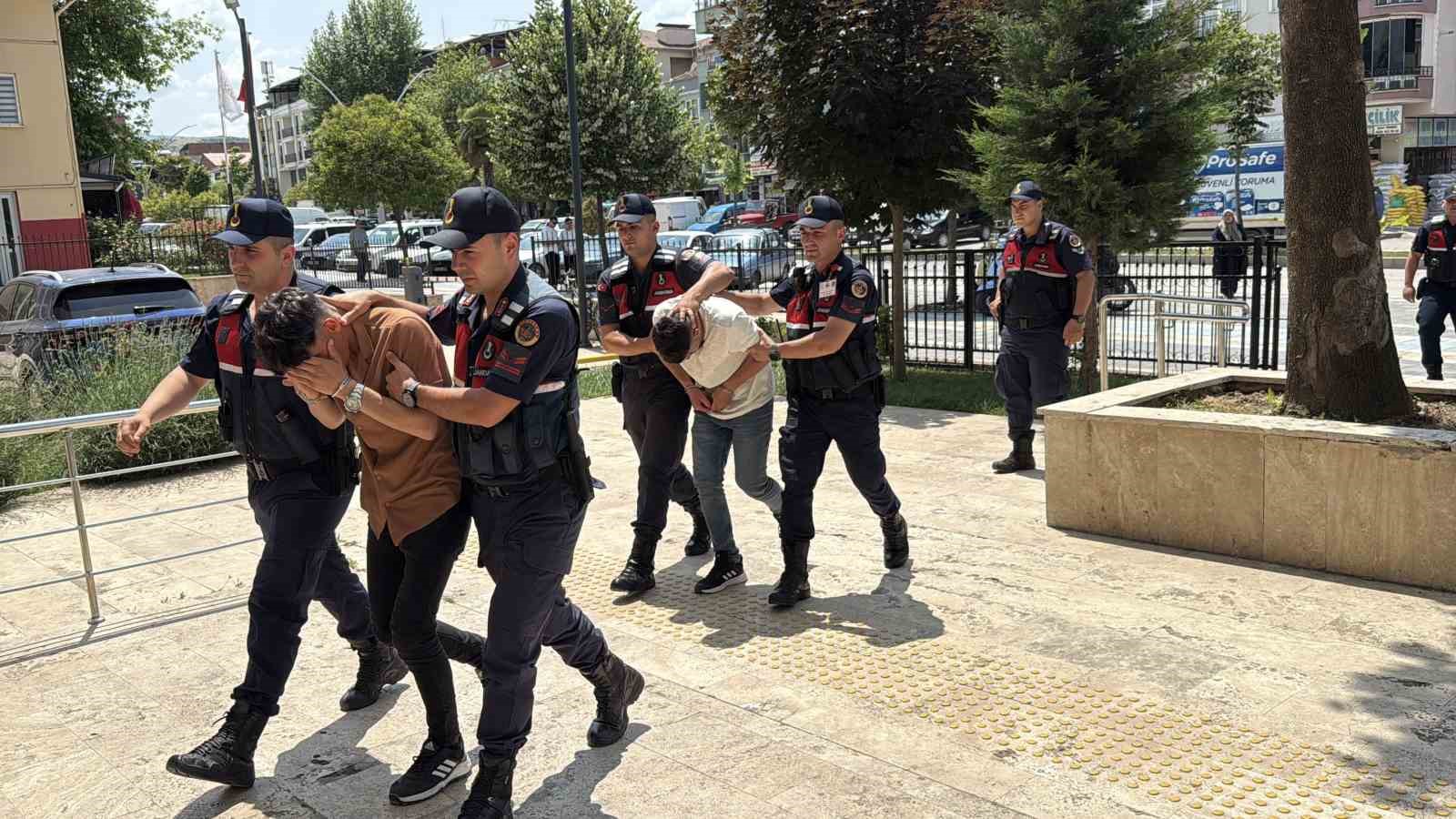 Amcalarının oğluna cinsel istismar iddiasıyla gözaltına alınan 2 kuzenden 1’i tutuklandı