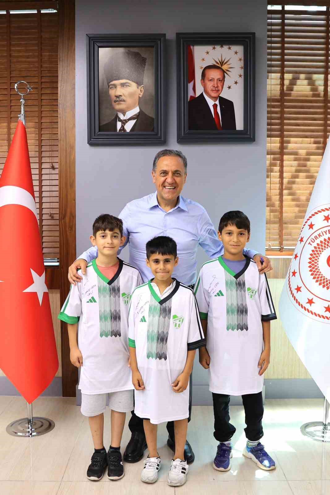 Bingöl Valisi Usta, çocukları makam arabasına aldı, makamında ağırladı