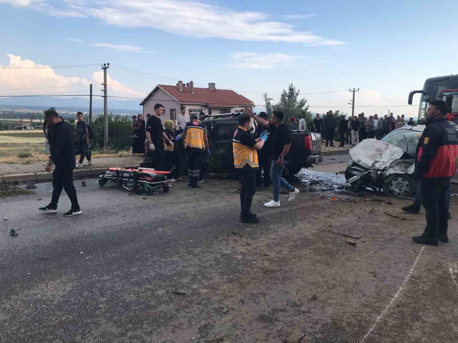 İki araç kafa kafaya çarpıştı: 1 ölü 1 yaralı