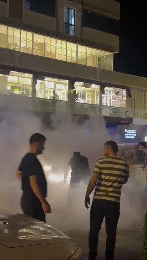 Seyir halindeyken alev alan otomobilin yardımına vatandaşlar yetişti