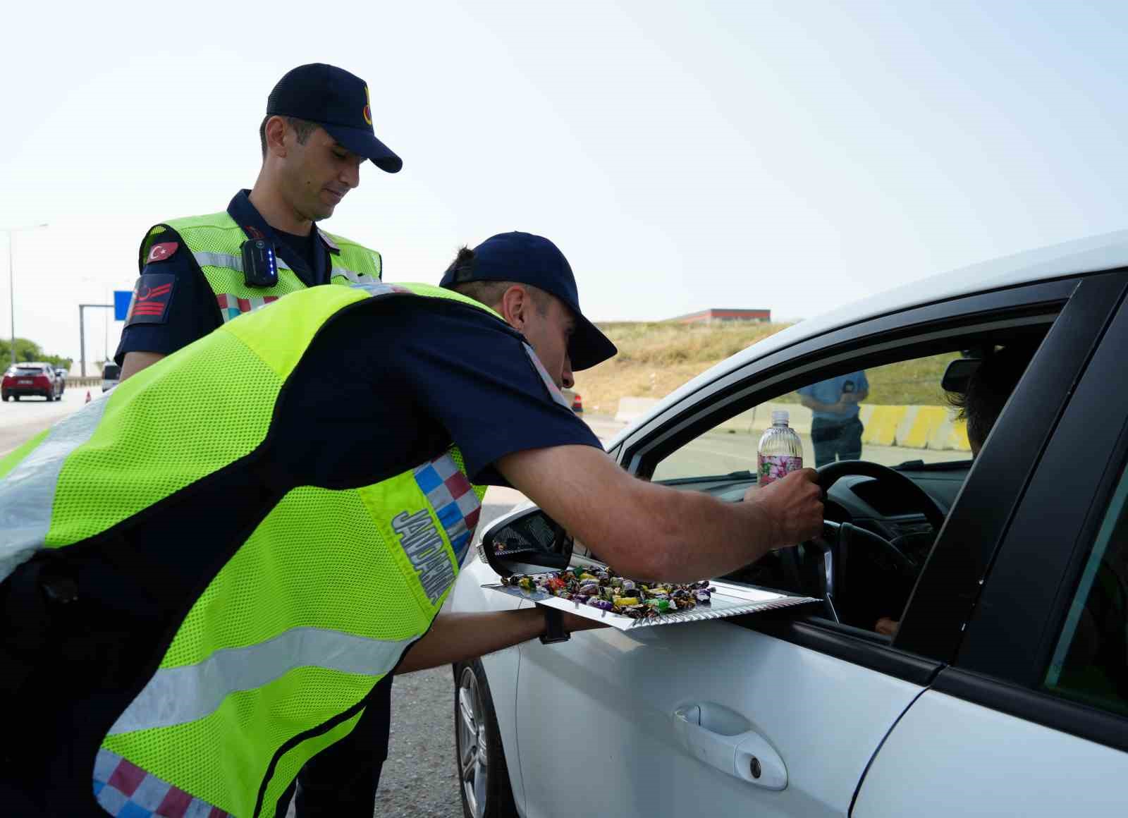 43 ilin geçiş güzergahında bayram hareketliliği: Uygulama noktalarında şeker ve kolonya ikram edildi