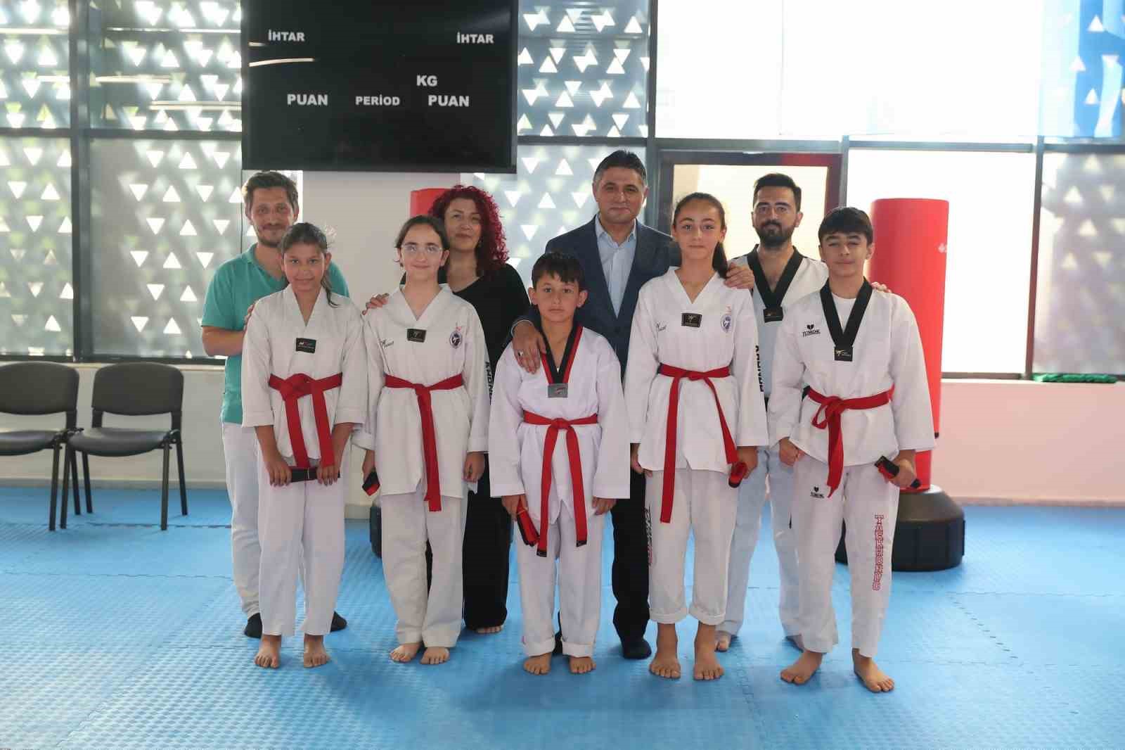 Aliağa Belediyesi Taekwondo Kursu’nun sporcuları kuşak atladı