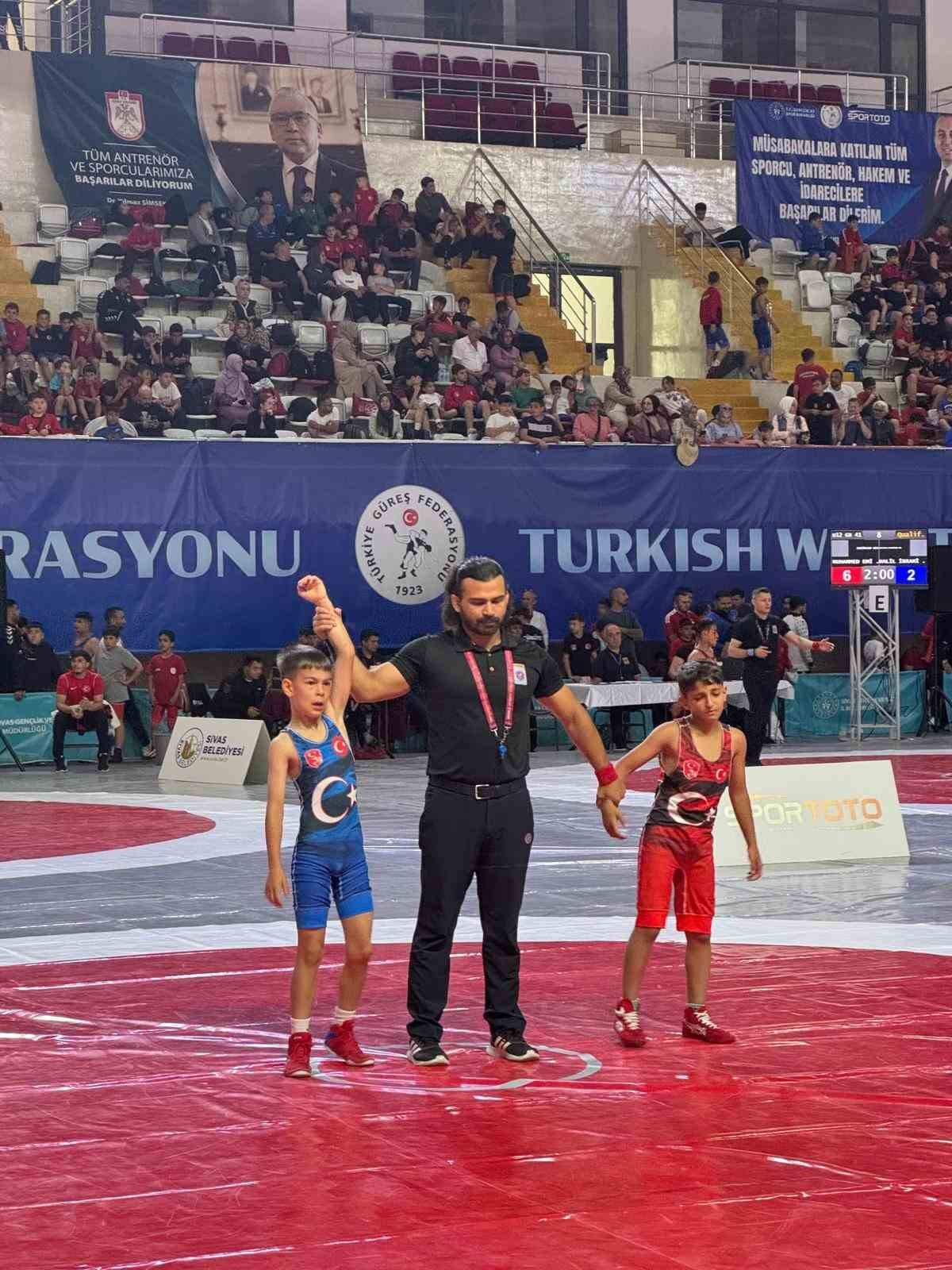 Eskişehirli güreşçiler Sivas’ta şampiyonada başarı elde etti