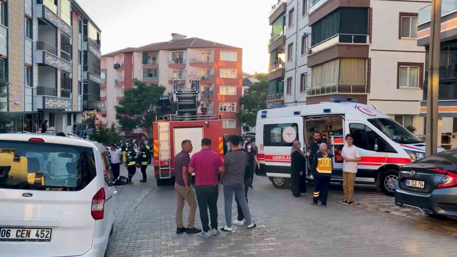 Şarja takılı telefon bataryası patladı, evde yangın çıktı: 8 kişi dumandan etkilendi