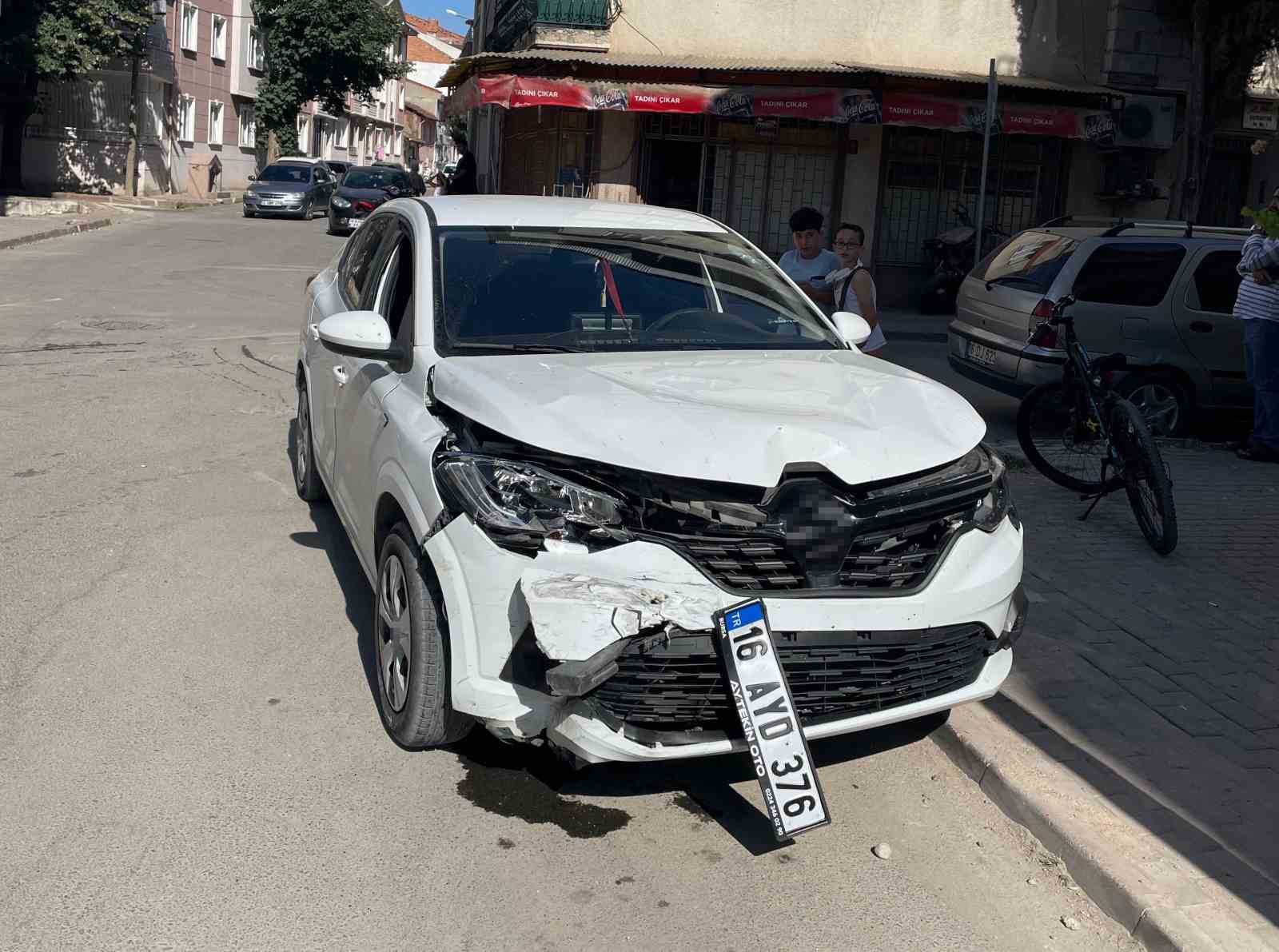 Bursa’da otomobiller çarpıştı: 4 yaralı