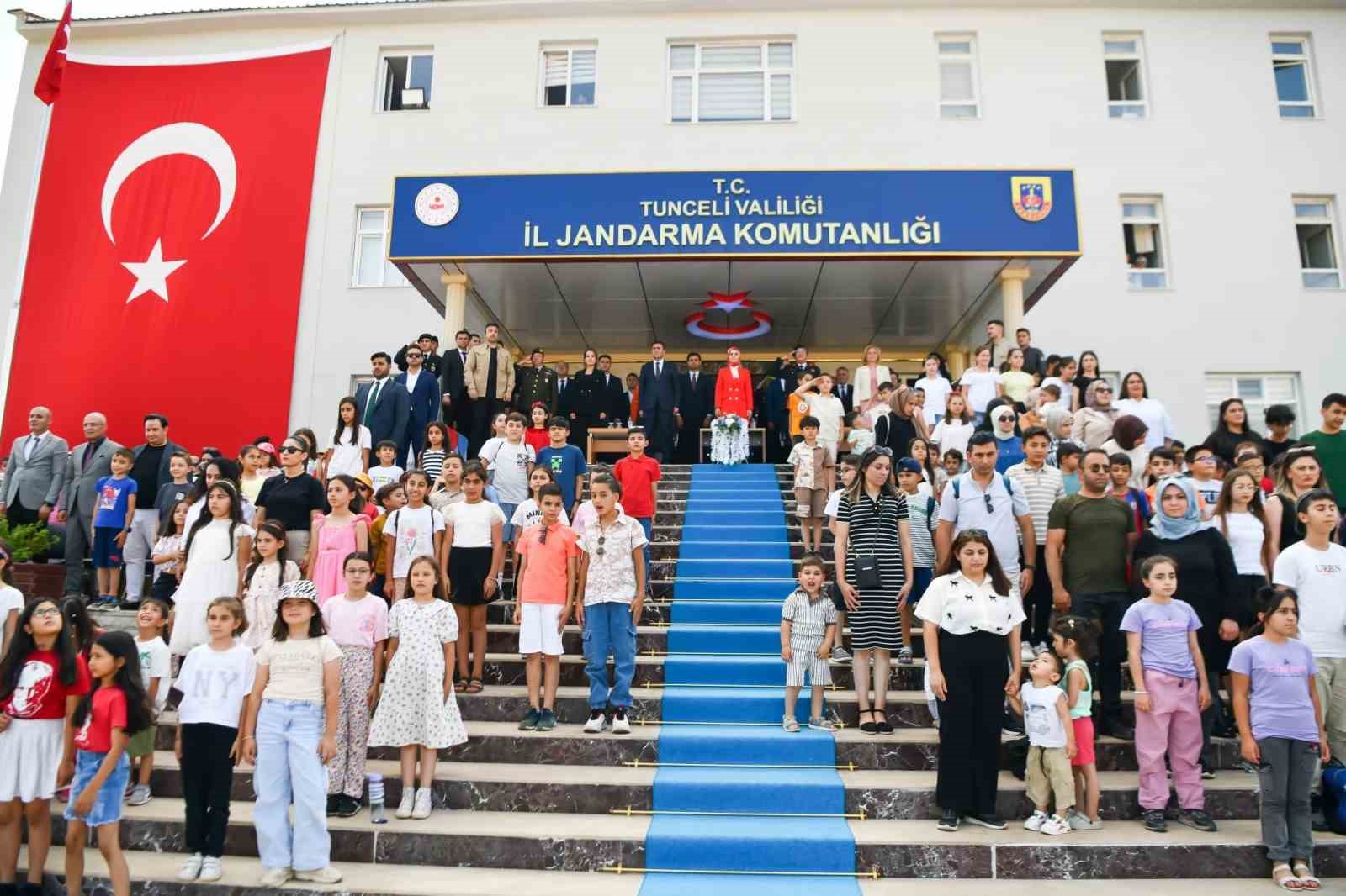 Bakan Göktaş, Tunceli’de Kıbrıs gazisiyle görüştü, jandarmanın kuruluş yıldönümüne katıldı