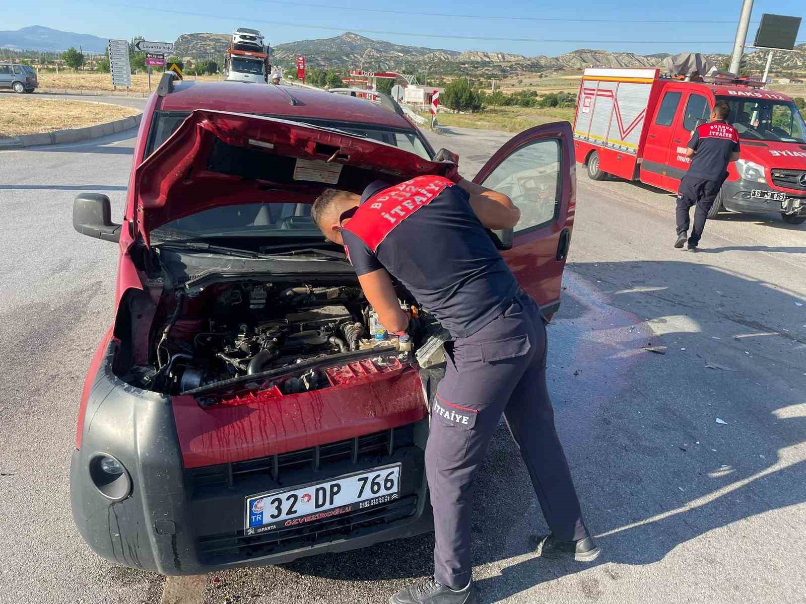 Burdur’da hafif ticari araç ile otomobil çarpıştı: 4 yaralı