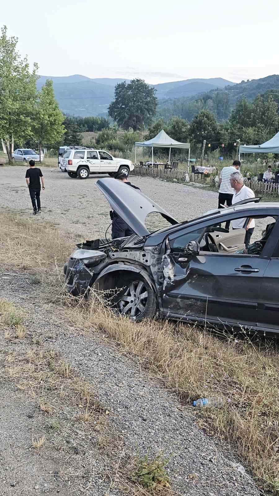 İki otomobil kafa kafaya çarpıştı: 3 yaralı