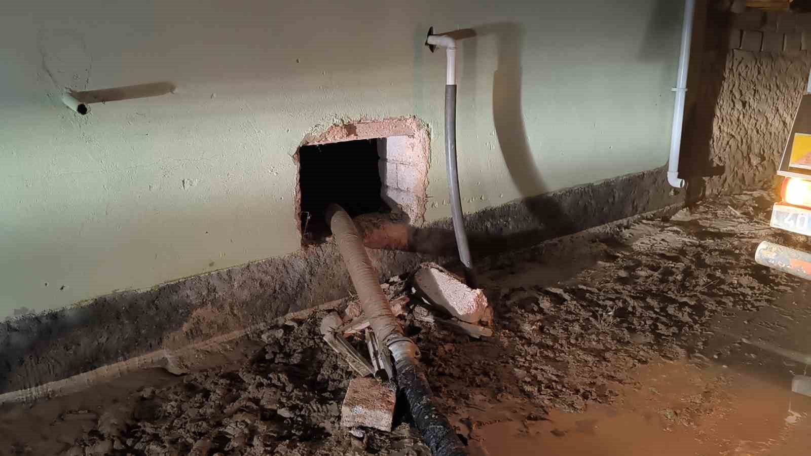 Kırşehir’in Toklümen köyünde sel: 3 ev tahliye edildi