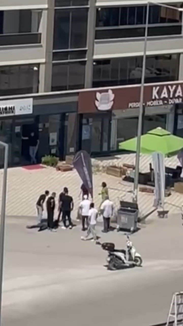 Kendisine şiddet uygulayan eşini savunan kadına vatandaşlardan tepki