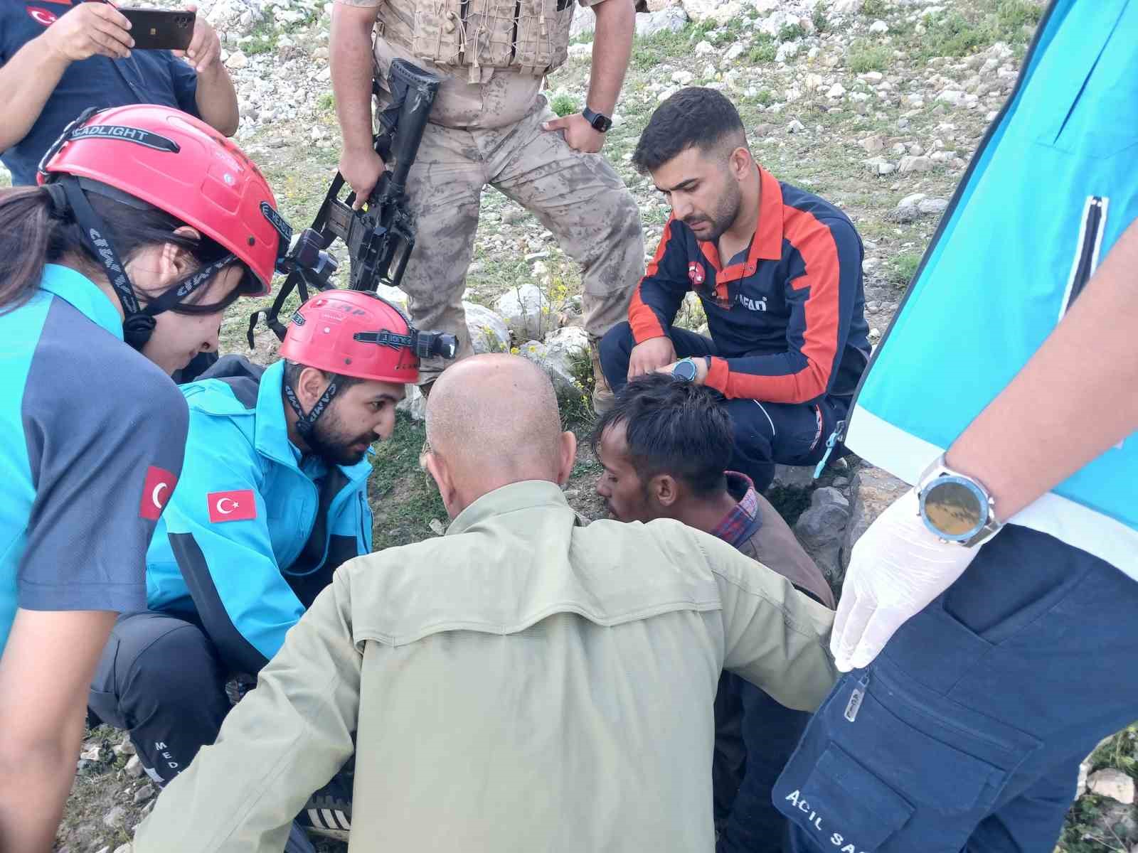 Tunceli’de dağlık alanda düşerek yaralanan çoban, ekipler tarafından kurtarıldı