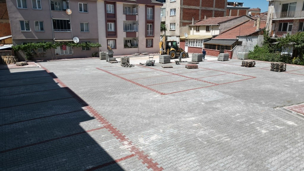 İnegöl’ün çıkmaz sokakları otoparka dönüşüyor