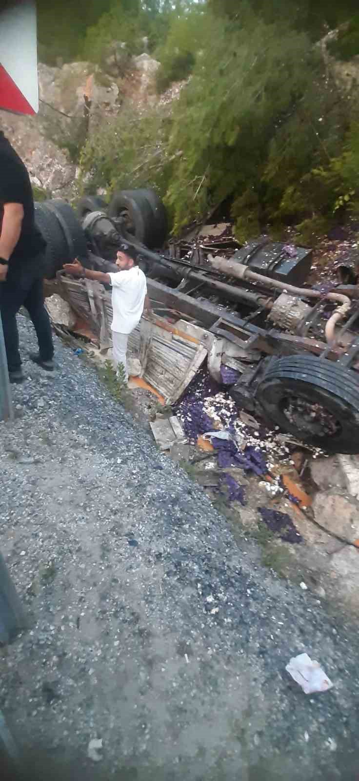 Antalya’da yumurta yüklü kamyon devrildi: 1 ölü
