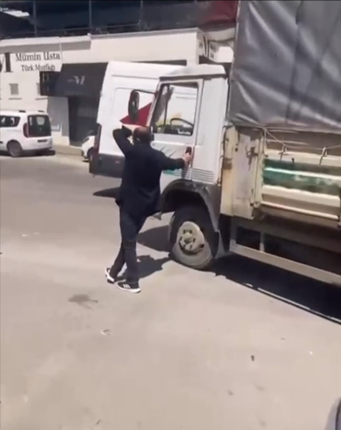 Çaldığı kamyonla kaza yapan kadın suçüstü böyle yakalandı