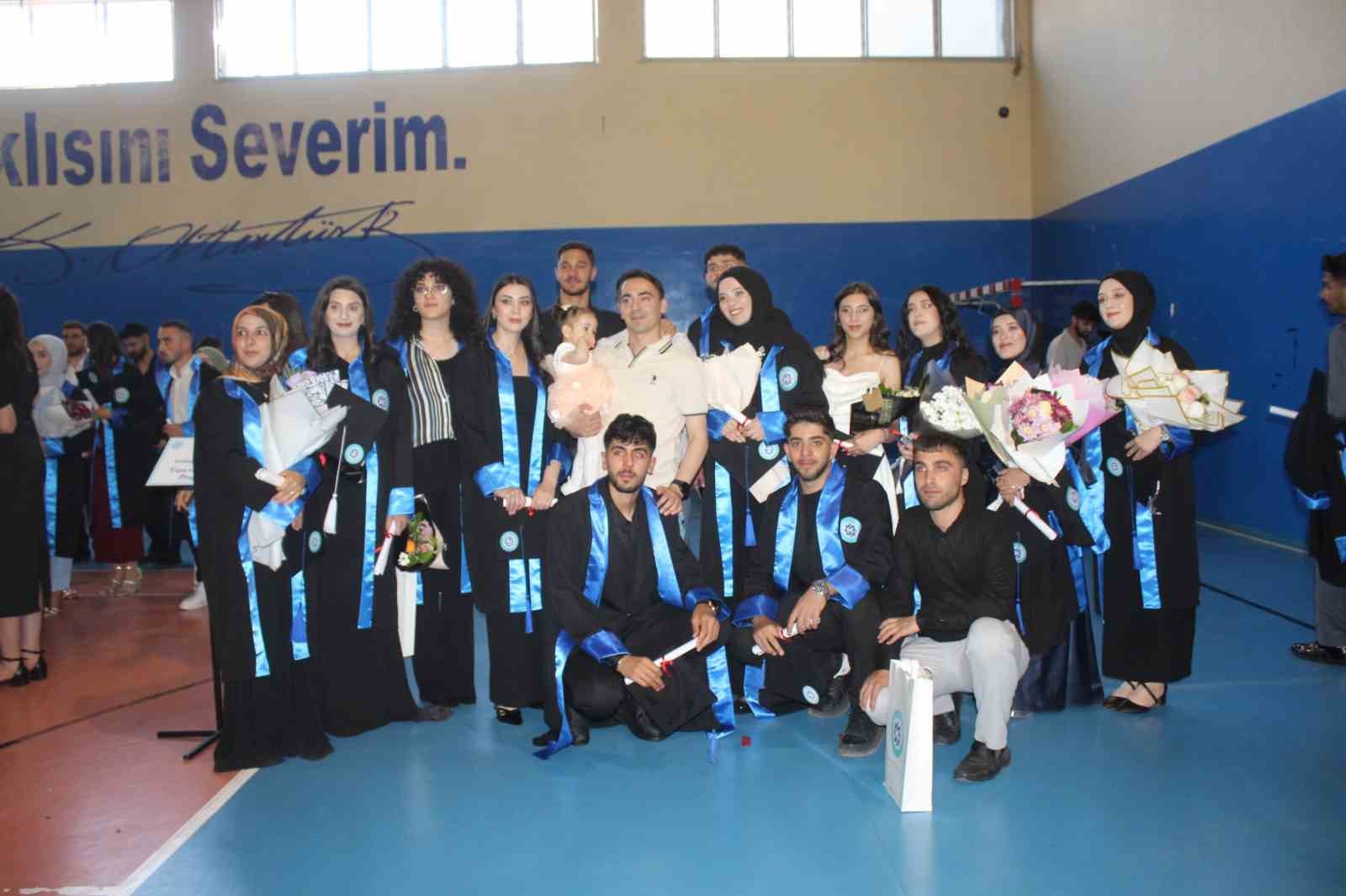Sarıkamış Meslek Yüksekokulu’da mezuniyet coşkusu