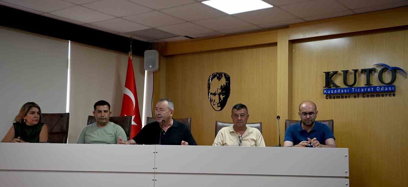 Kuşadası’nda seyahat acentaları ve esnaf temsilcileri bir araya geldi