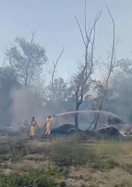 Edirne’de Meriç Nehri kenarındaki adacığa atılan çöplerden yangın çıktı