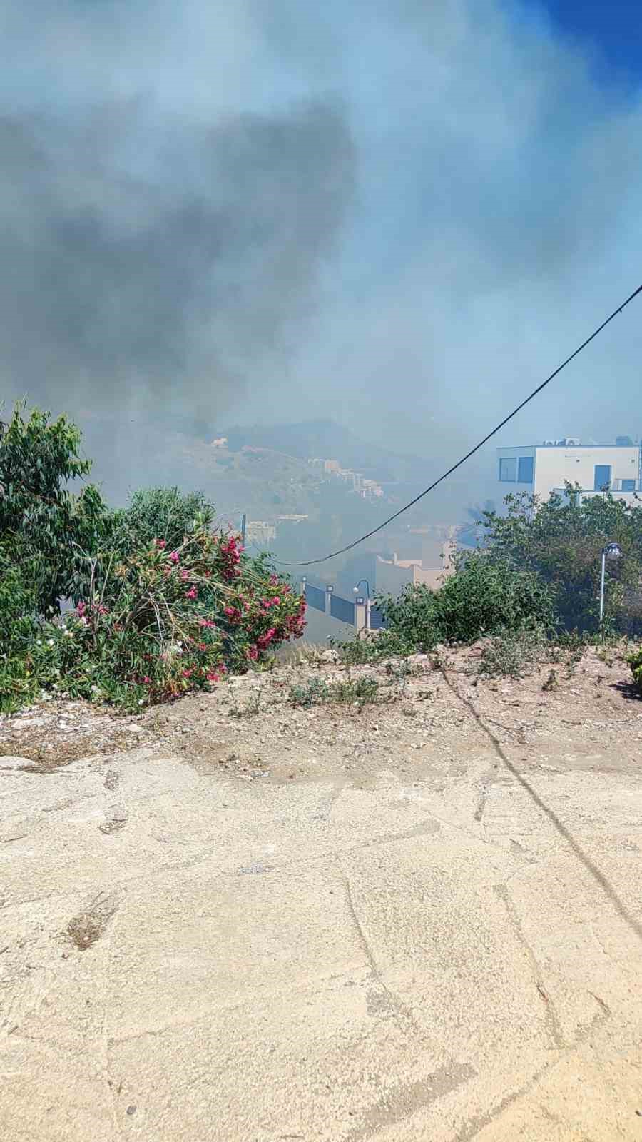 Bodrum’da otluk alanda çıkan yangın site sakinlerini korkuttu