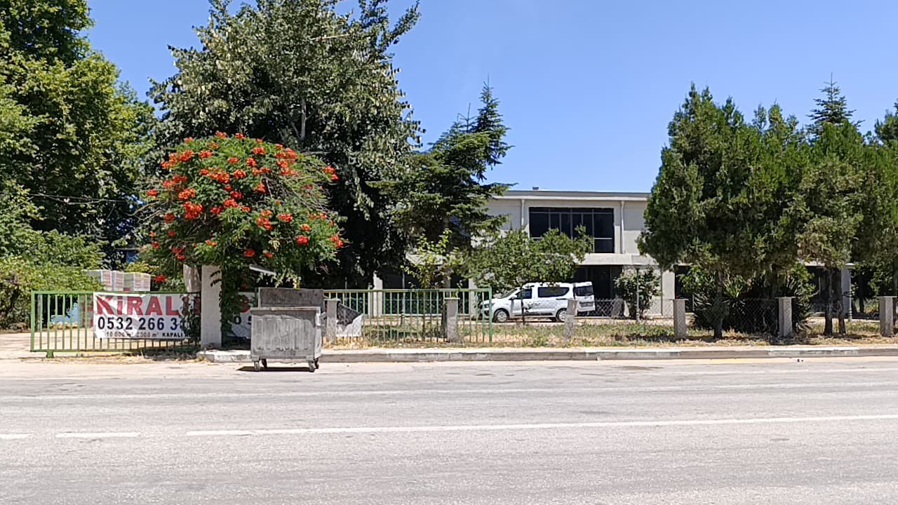 Bursa’da fabrika çatısından düşen usta ağır yaralandı