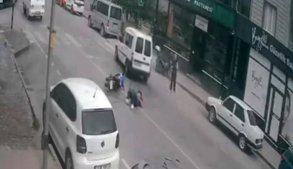 Ehliyetsiz sürücünün yaptığı kaza kameraya yansıdı