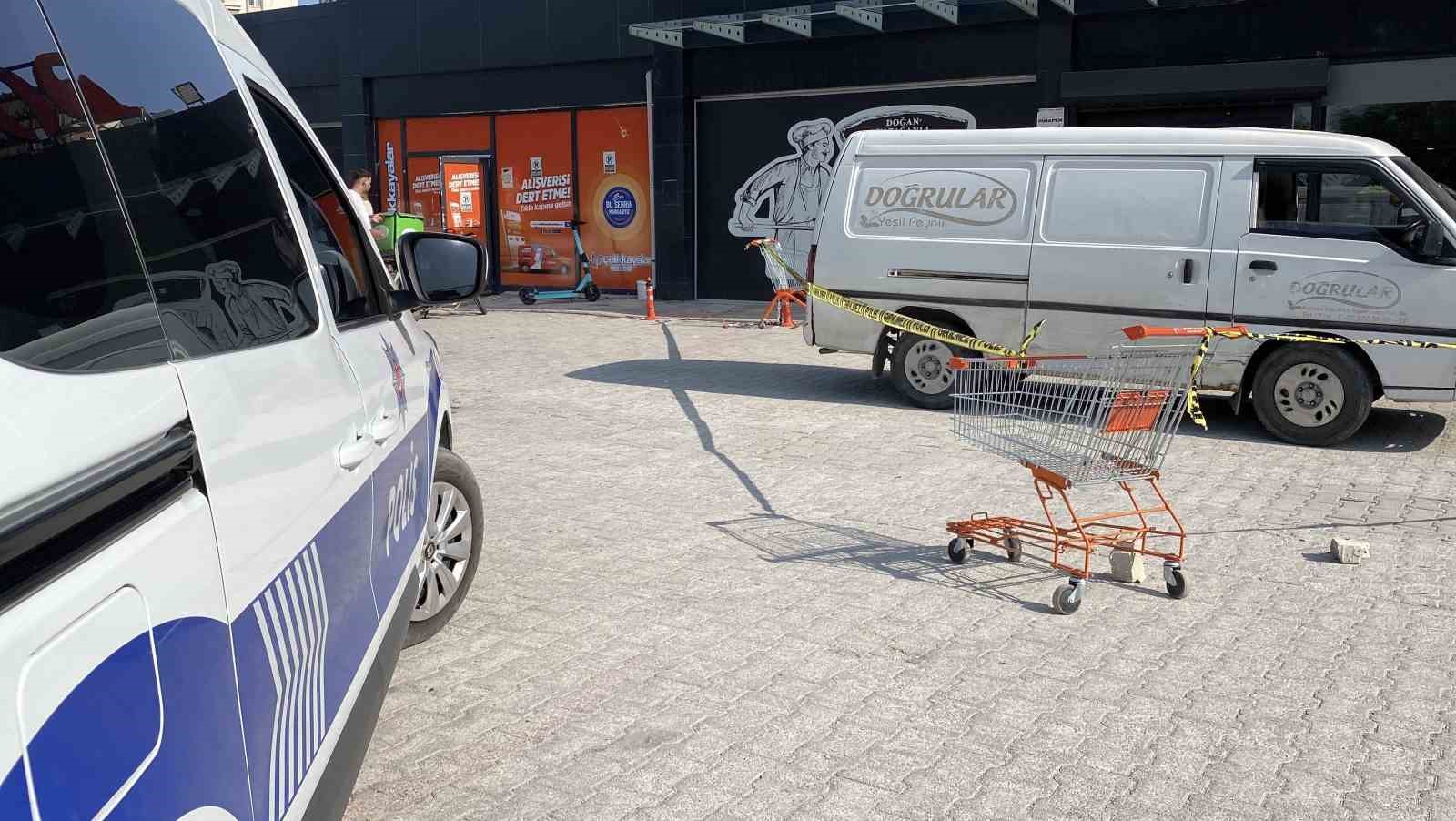 Önce tokalaştı sonra bacaklarından vurdu