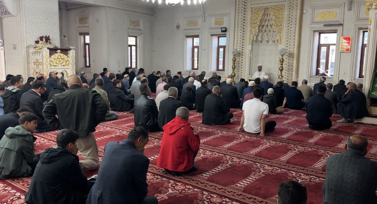 Yüksekova’da bayram namazında vatandaşlar camileri doldurdu