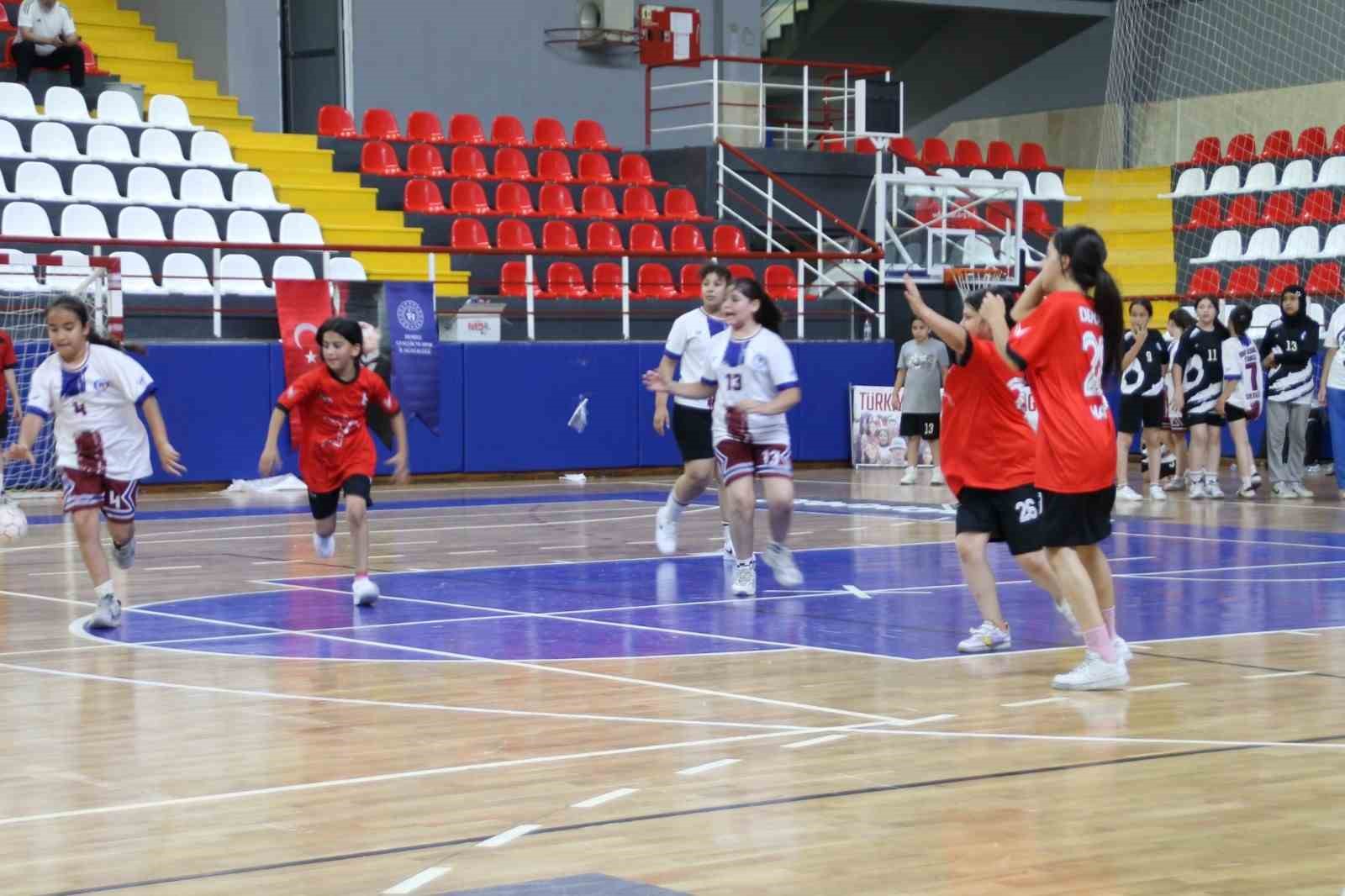 Minik Eller Hentbol Şenliğinde ödüller sahiplerini buldu