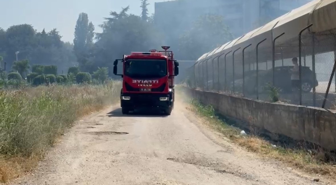 Gönen’de boş arazide çıkan yangın söndürüldü