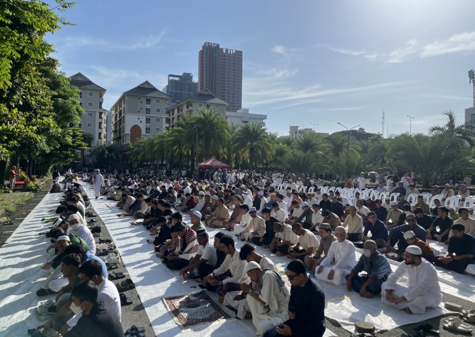 Tayland'da Müslümanlar bayram namazında saf tuttu
