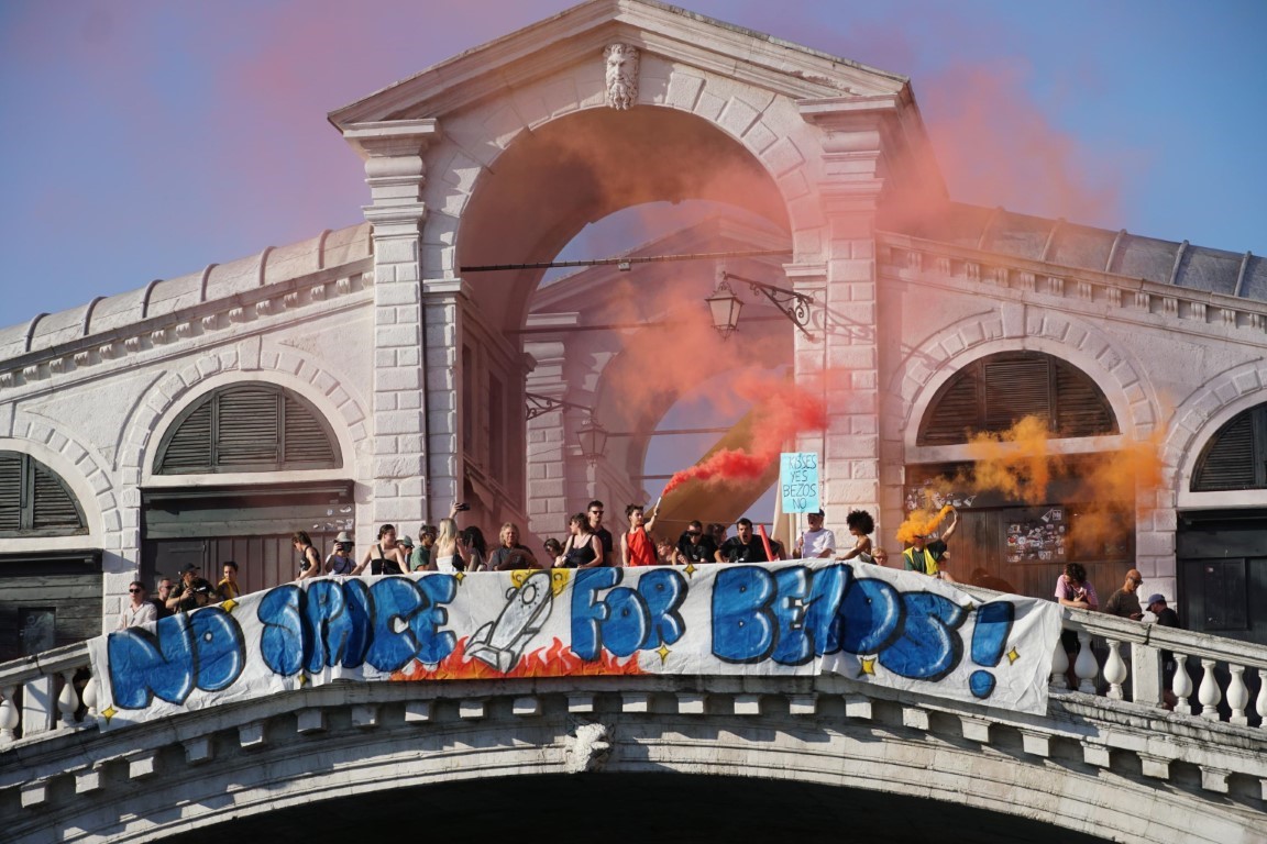 İtalya'da Bezos düğününe protesto
