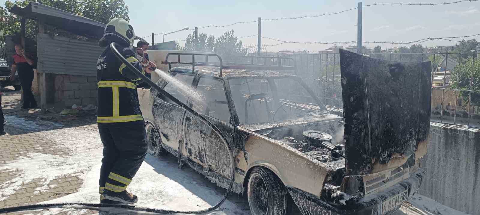 Park halindeki otomobil alev aldı