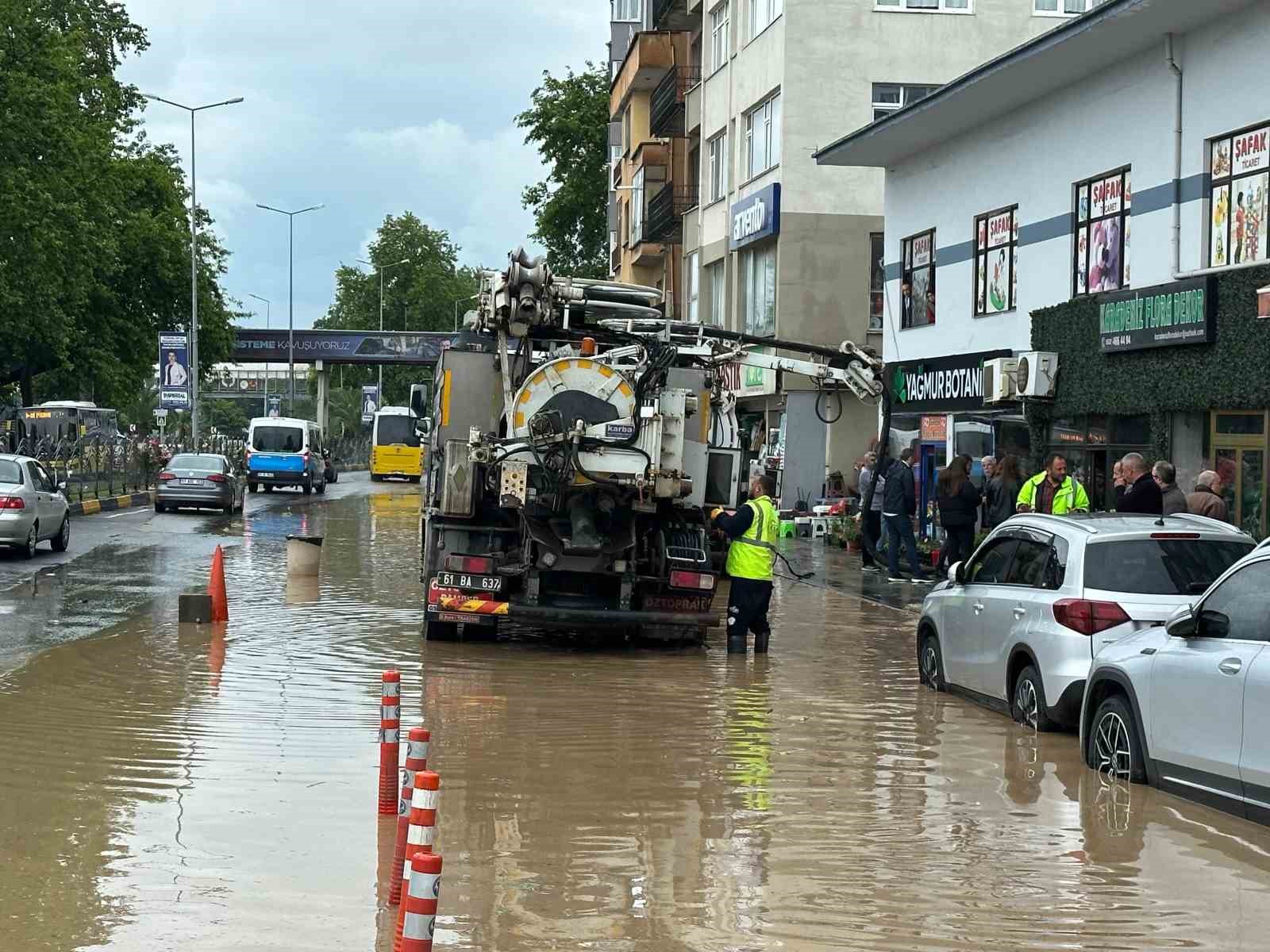 Trabzon’da Büyükşehir ekipleri su baskınları nedeniyle seferberlik ilan etti