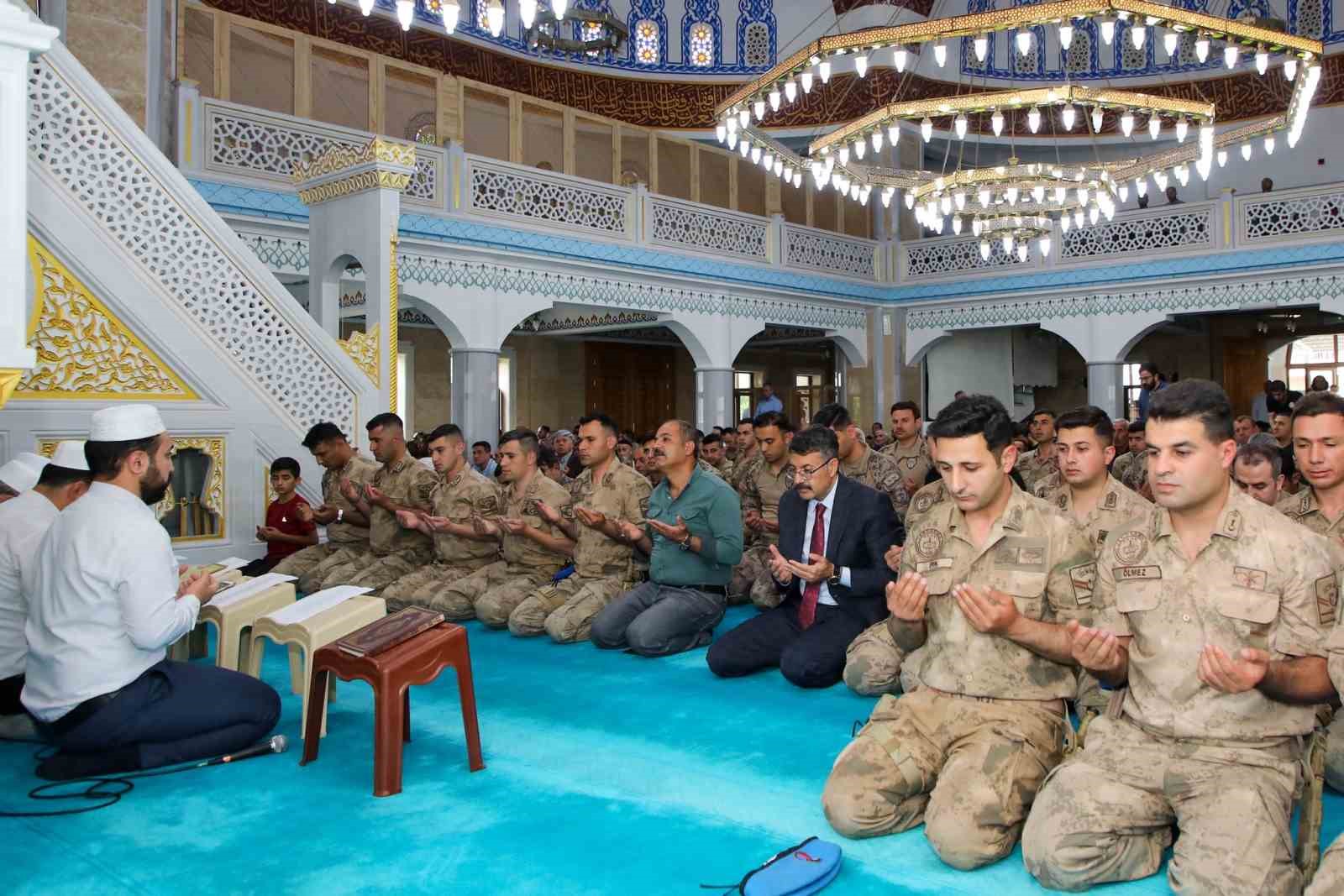 Hakkari Ulu Cami’de şehitler için dualar yükseldi