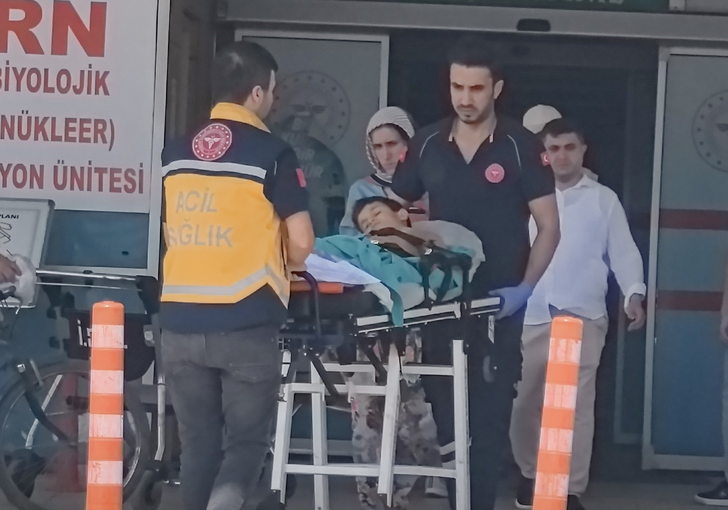 Bıçağın üzerine düşen çocuk ağır yaralandı