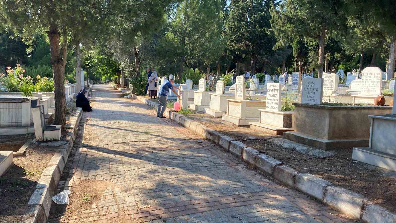 Sıcak hava, kabir ziyaretlerini de etkiledi