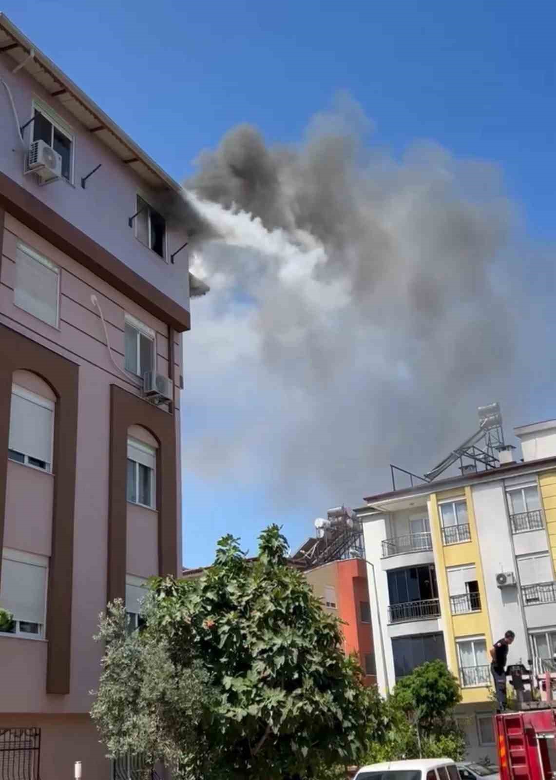 Antalya’da yangın paniği, apartman dumanla kaplandı, yaşlı çift kurtarıldı