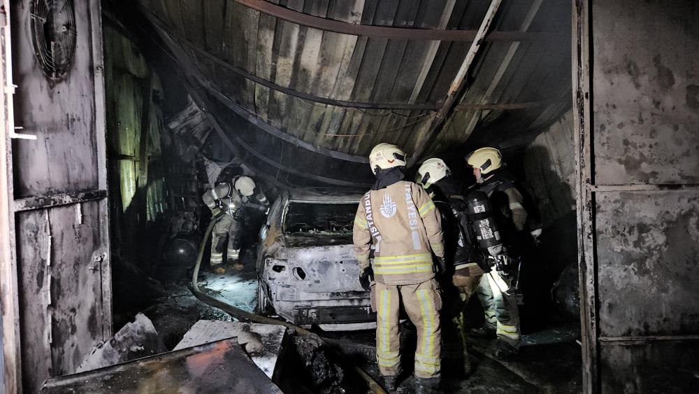 Bahçelievler’de oto tamirhanede korkutan yangın: Çok sayıda araç kullanılamaz hale geldi