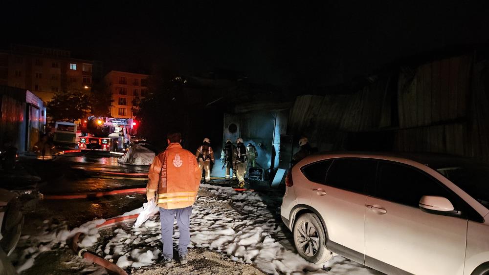 Bahçelievler’de oto tamirhanede korkutan yangın: Çok sayıda araç kullanılamaz hale geldi