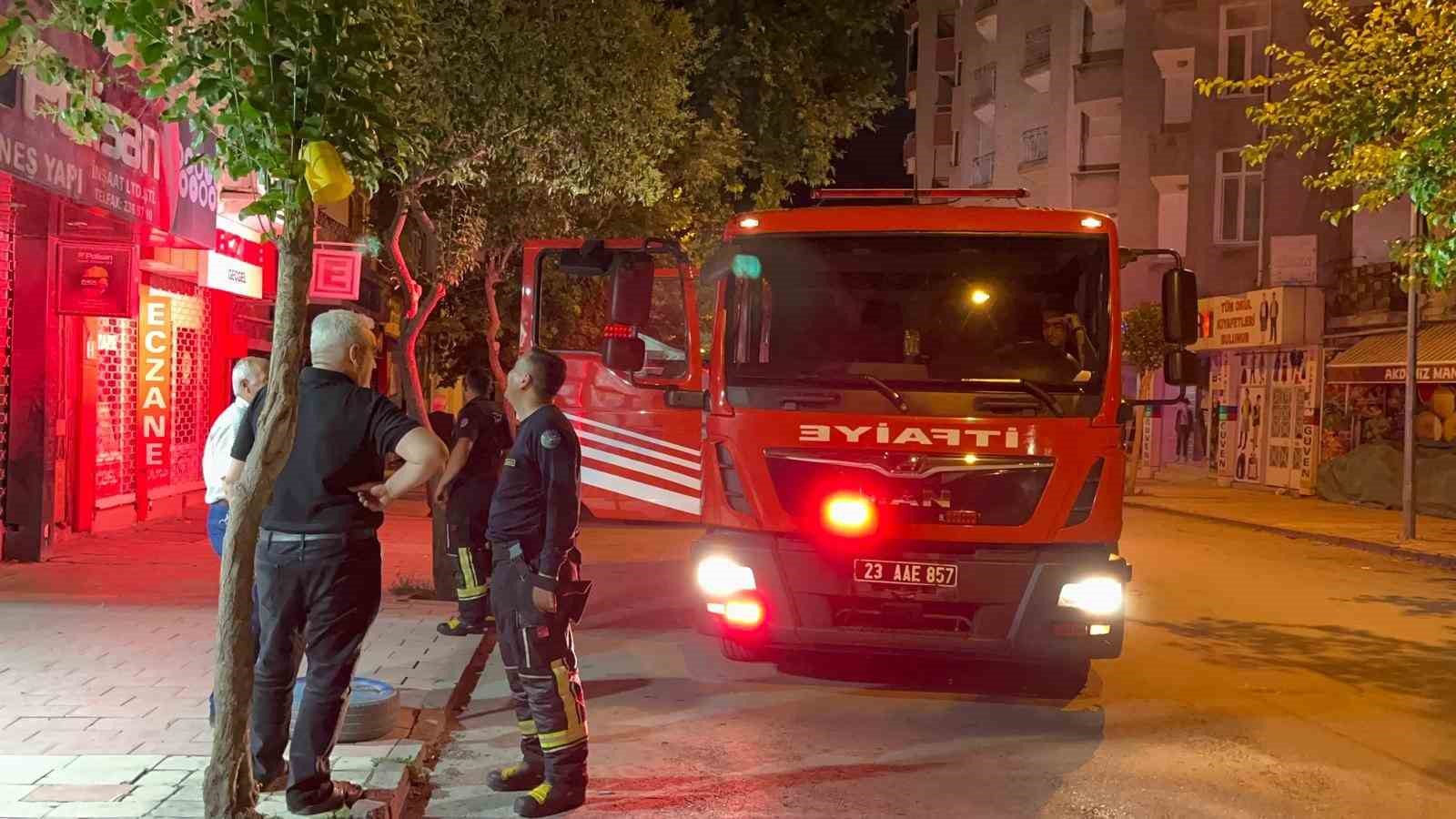 Elazığ’da bina yangını: 2 kişi dumandan etkilendi