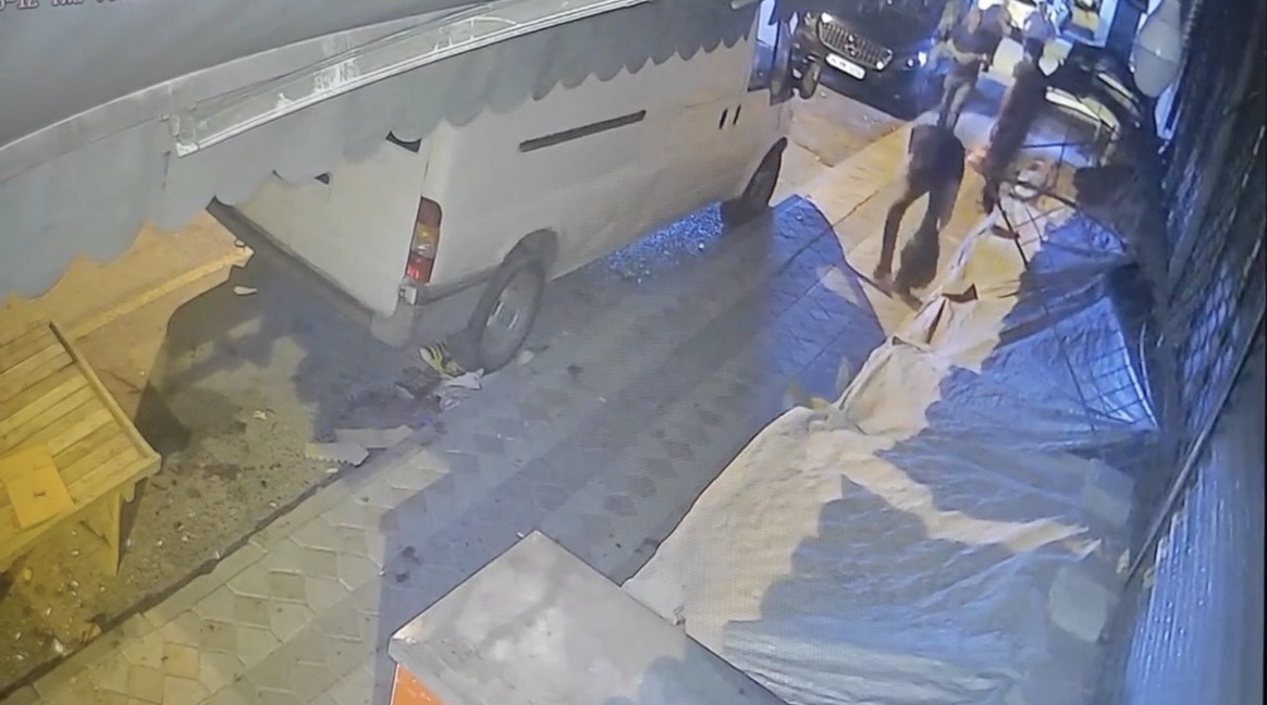 Sultangazi’de kahvehanede silahını gösterdi, kalbinden vuruldu: 2 şüpheli yakalandı