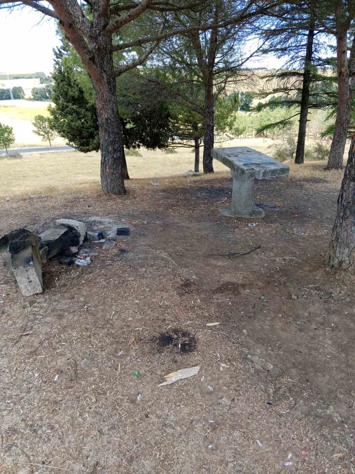 Mesire alanındaki oturma alanlarına zarar verdiler