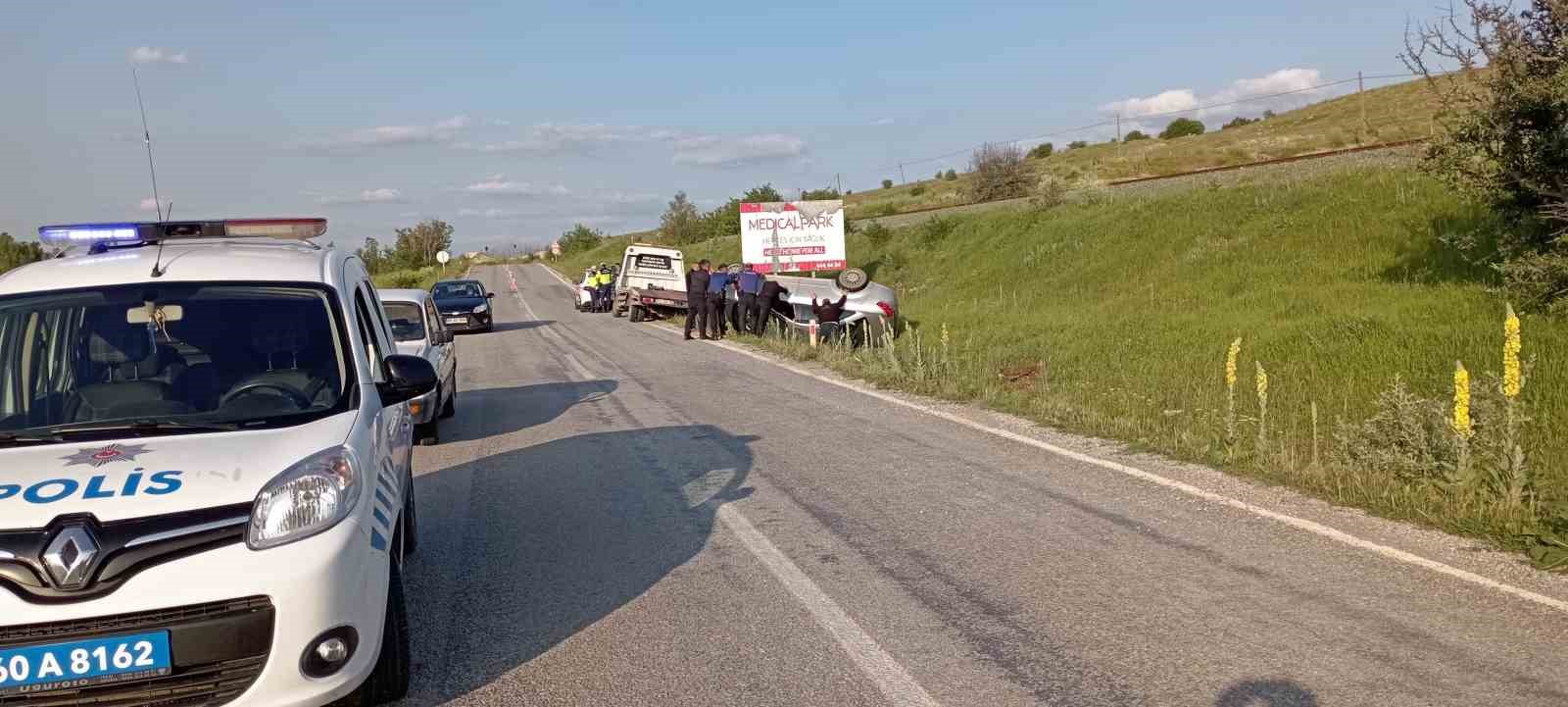 Takla atan araçtan yara almadan kurtuldu