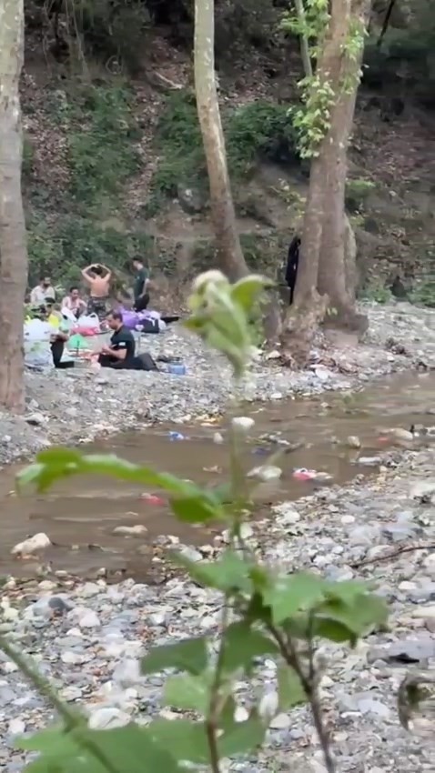 Herkesin gelip görmek istediği şelaleyi, çöplüğe çevirdiler