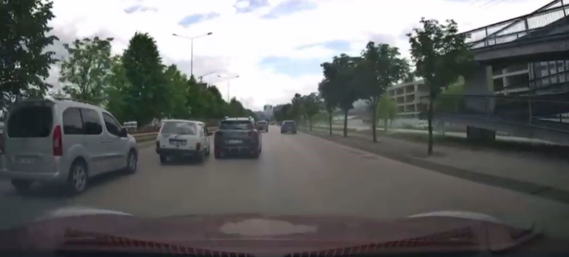 TOFAŞ ile ölümüne makas kamerada... Kaza böyle teğet geçti