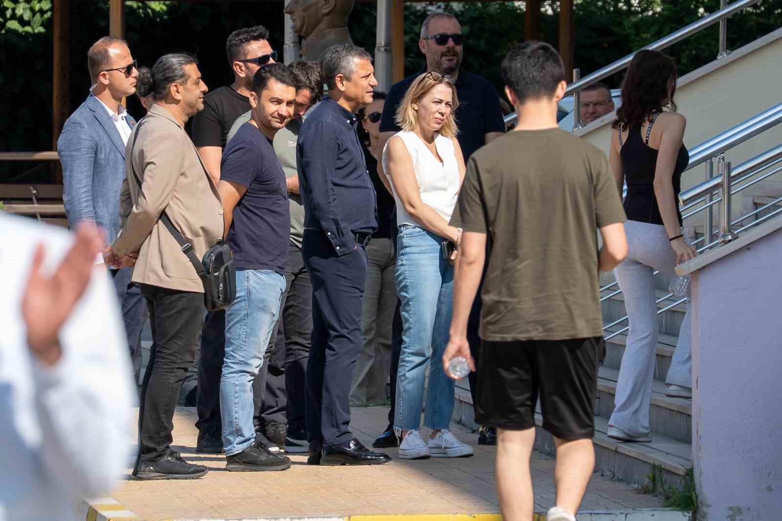 CHP lideri Özel, Başkan Zeyrek’in kızını YKS’nin ikinci oturumunda da yalnız bırakmadı