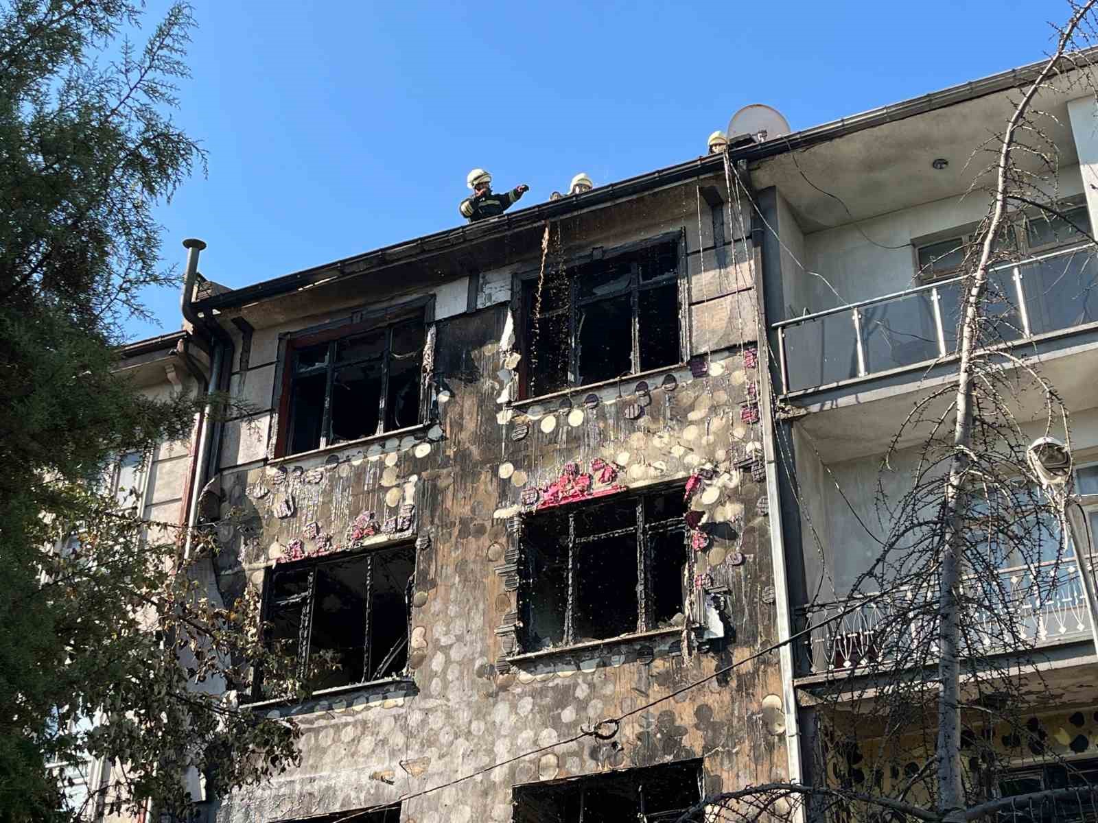 Kafede çıkan yangında bina harabeye döndü